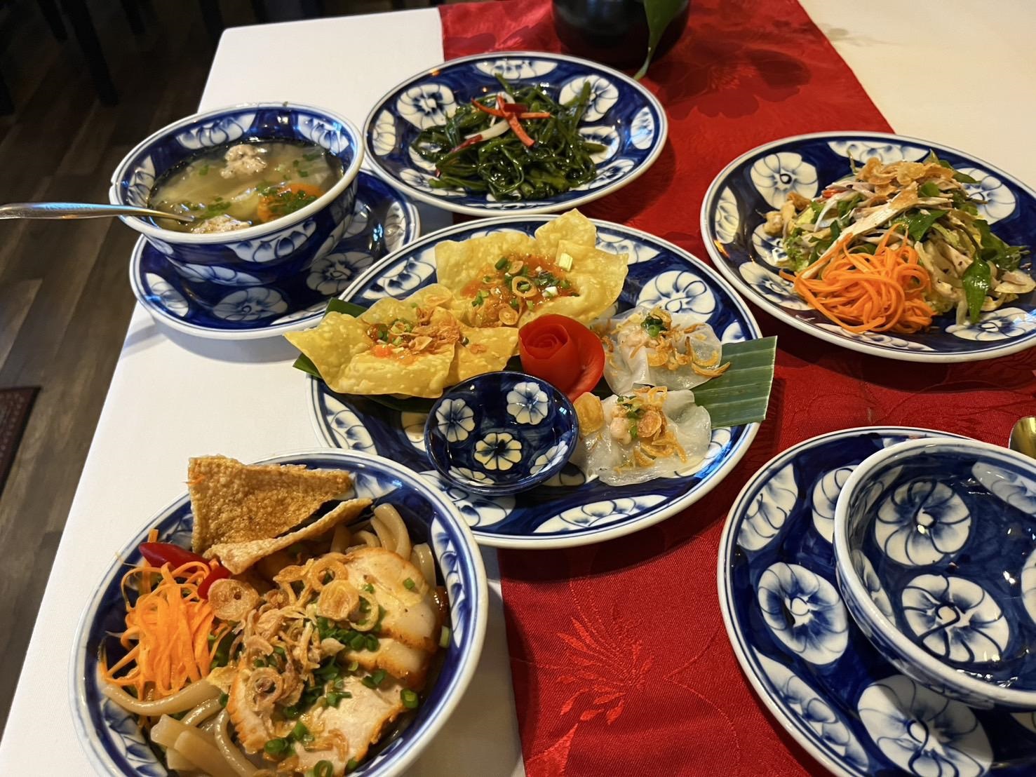 ホイアン名物を含むご昼食をお楽しみください